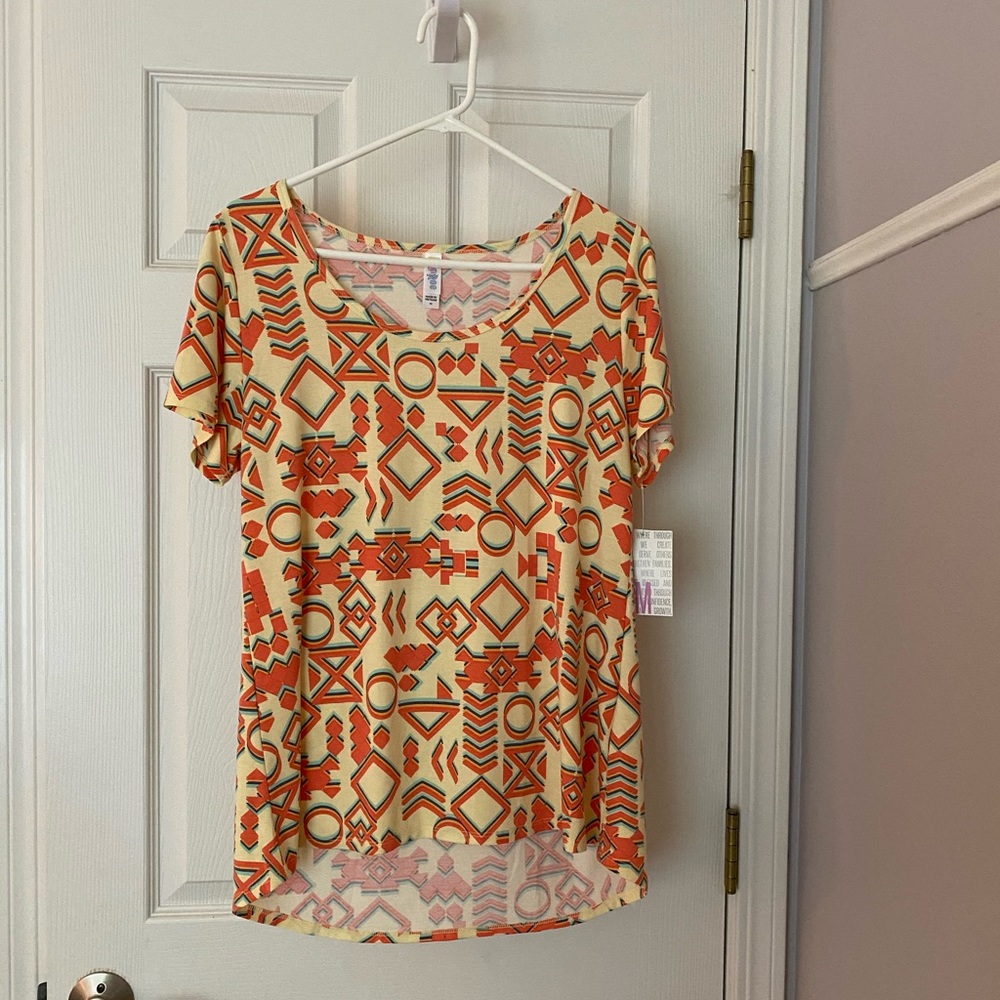 2/$15 🌸  Classic t size medium yellow geometric
